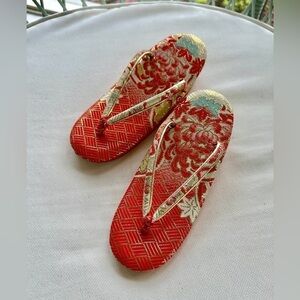 AUTHENTIC, NWOT, VINTAGE JAPANESE GIRLS ZORI GEISHA SANDALS. SILVER BELL IN HEEL